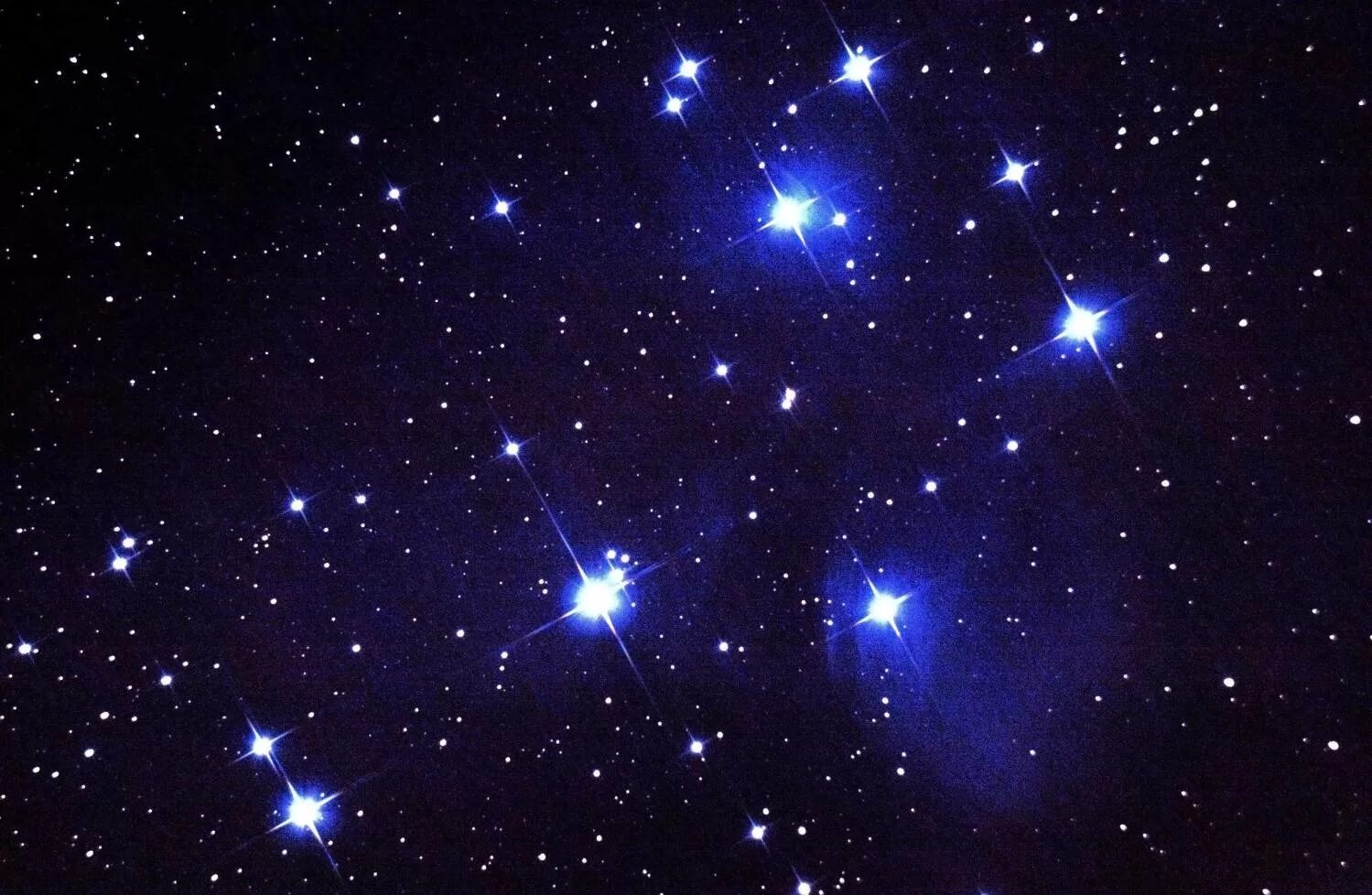 Четыре большие звезды. Созвездие Плеяды. Звезда атлас Плеяды. Космос звезды. Яркая звезда.