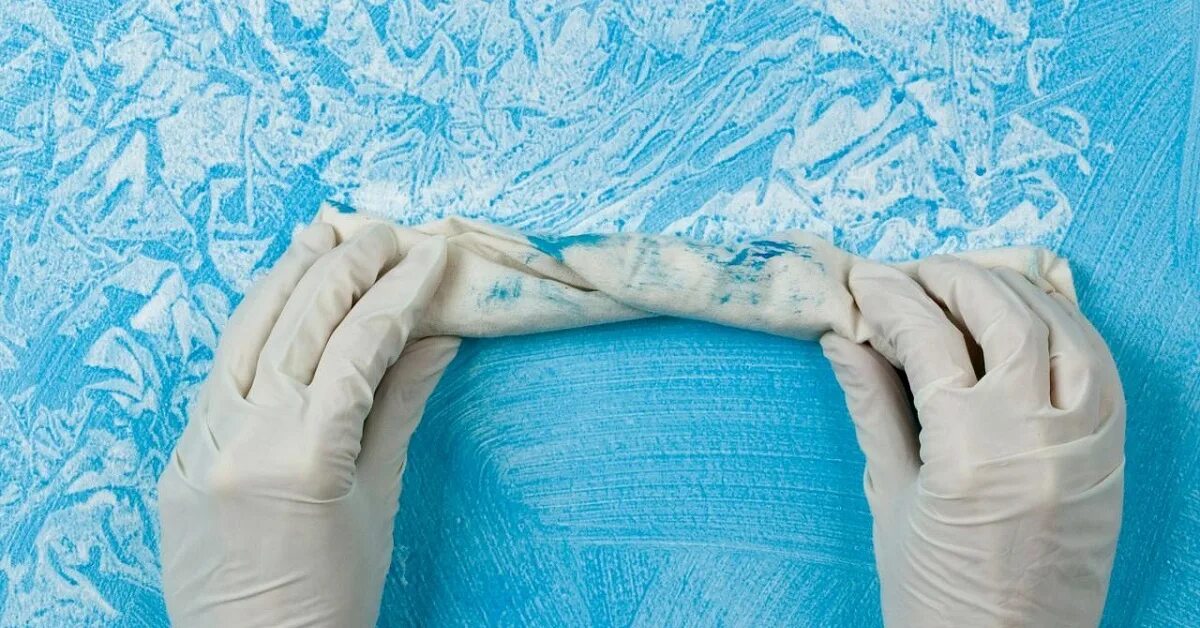 Валик для краски стен. Наклейки на обои. Покрашенные стены. Бумага покраску стен. Покраска виниловых обоев.