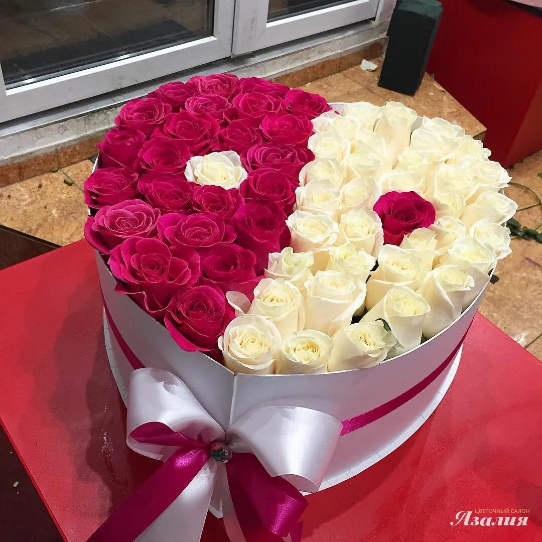 букет с лилией. букет цветов для девушки. букеты цветов с цифрами. цифры из живых цветов. композиция из конфет на свадьбу.