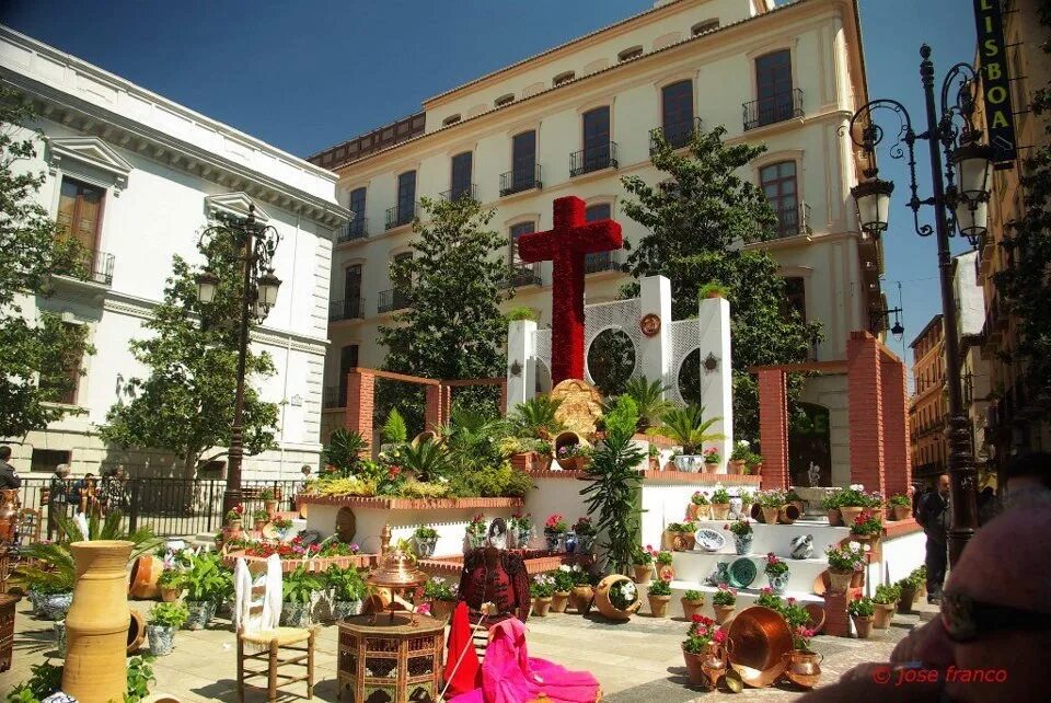 Испания девушки. Флаг испании. Карта испании и басков. Музыкальный фестиваль в гранаде испании. Кто живет в испании.