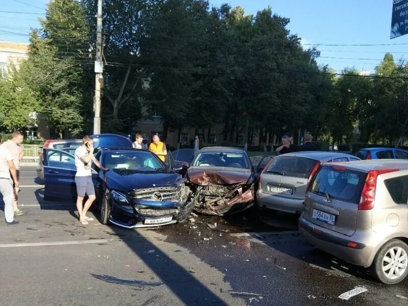 Воронеж новости сегодня свежие события последние происшествия. Воронеж авария на площади застава. Авария на заставе Воронеж сегодня.