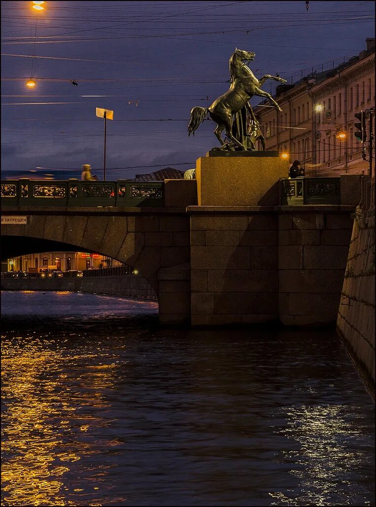 Аничков мост через какую реку. Аничков мост. Петербург Аничков мост. Аничкин мост в Питере. Аничков мост в Санкт-Петербурге ночью.