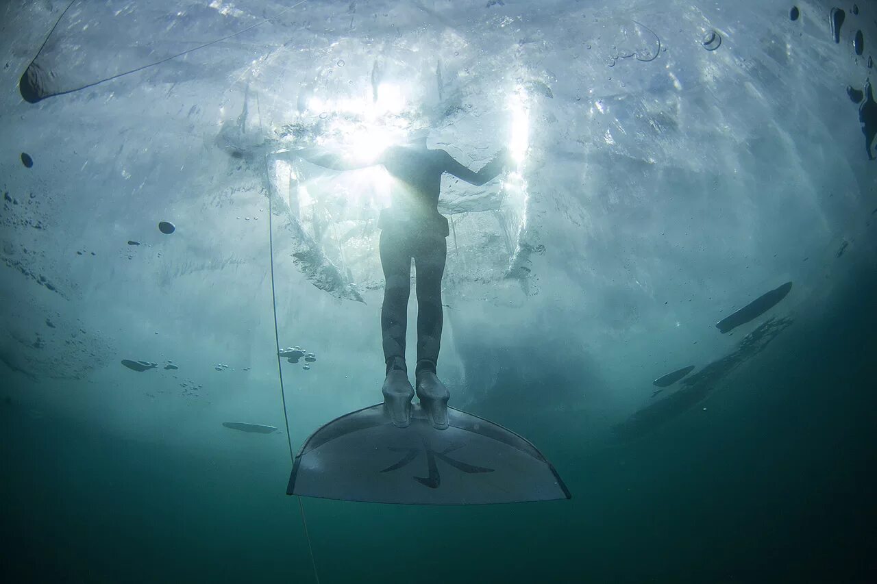 Как дышать подо льдом. Лед подо льдом. Как дышать подо льдом. Девушка ныряет в море. Озеро байкал зимой подо льдом.