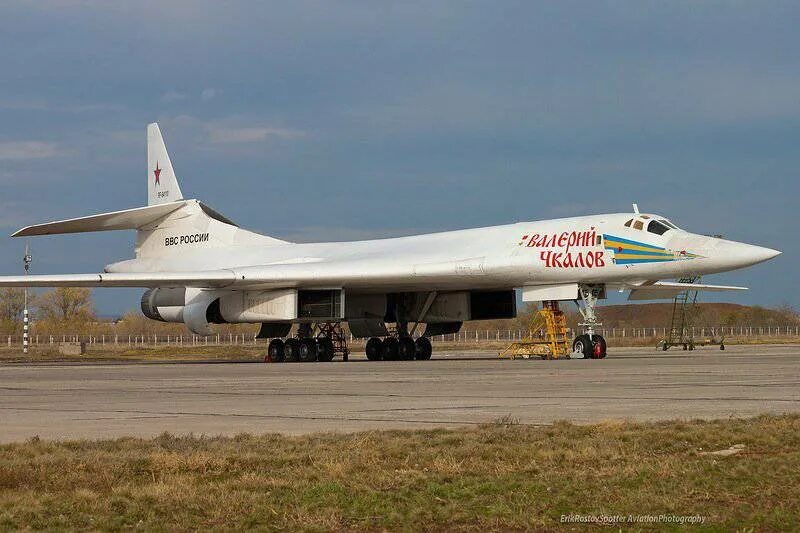 Ту 160м сколько. Ту-160 белый лебедь. Ту-160 сверхзвуковой самолёт.