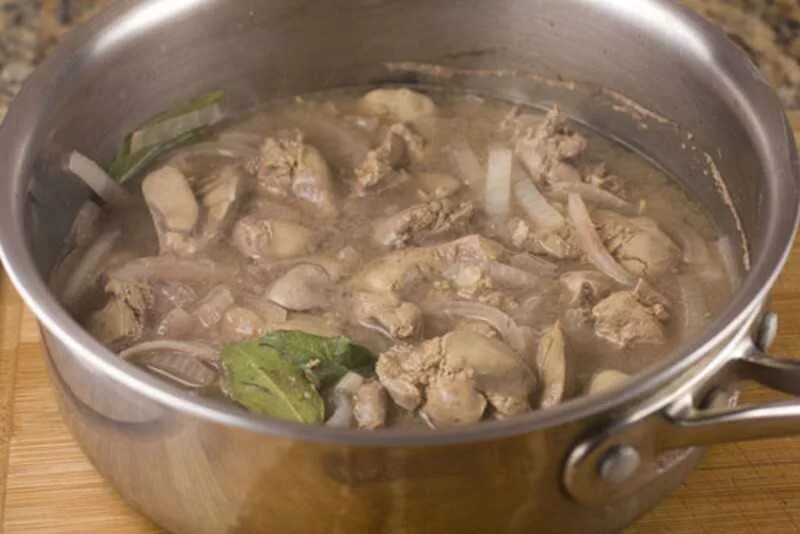 Как варить печенку куриную. Куриная печень вареная. варёная куриная печёнка. отварить куриную печень. отваривание печени куриную.