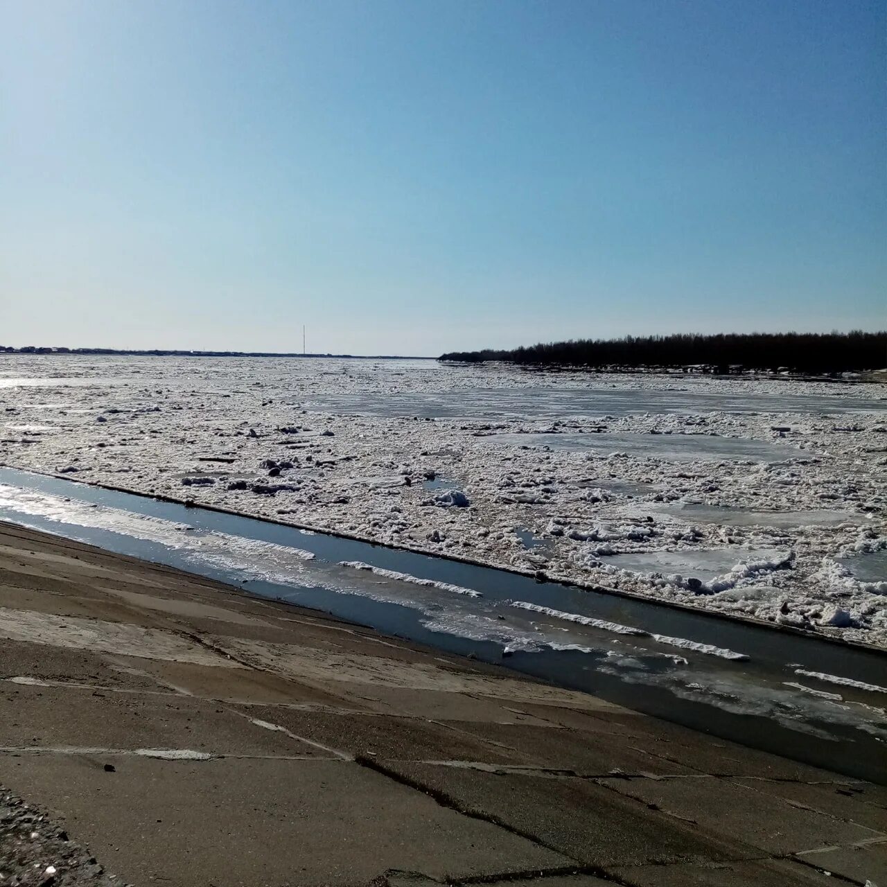 Ледоход в нижнем новгороде 2024. Ледоход на Оби 2023. Ледоход в Нижневартовске. Ледоход Иртыш Уват. Ледоход в Туруханске.