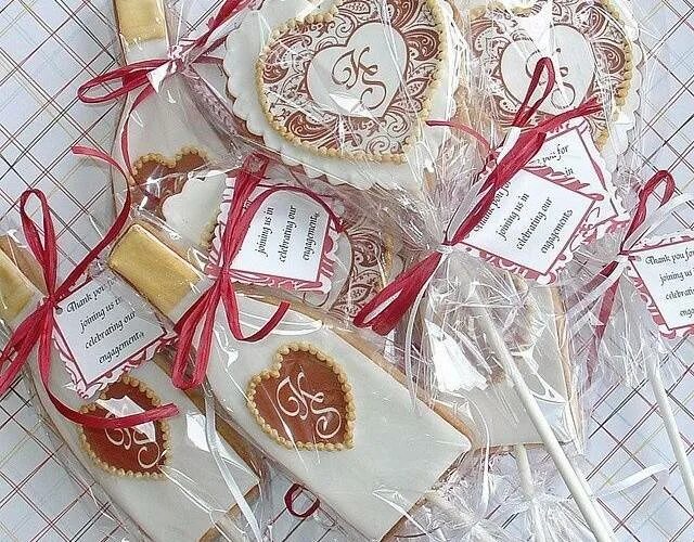 Призы гостям на свадьбе за конкурсы. Призы для гостей за конкурсы. Свадебные подарочки для гостей. Мини подарки гостям. Сувениры на свадьбу для гостей.