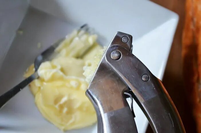 жареный чеснок. обжаренные зубчики чеснока в масле. размягченное сливочное масло. зубчик чеснока сливочное масло. вскипятить масло с горчицей.