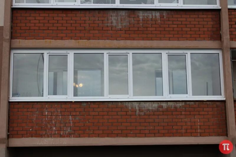 Окна 6 метров. Балконное окно снаружи. Балконные рамы пластиковые 6 метров. Створки на окне на балконе. Пластиковые окна на балкон 6 метров.