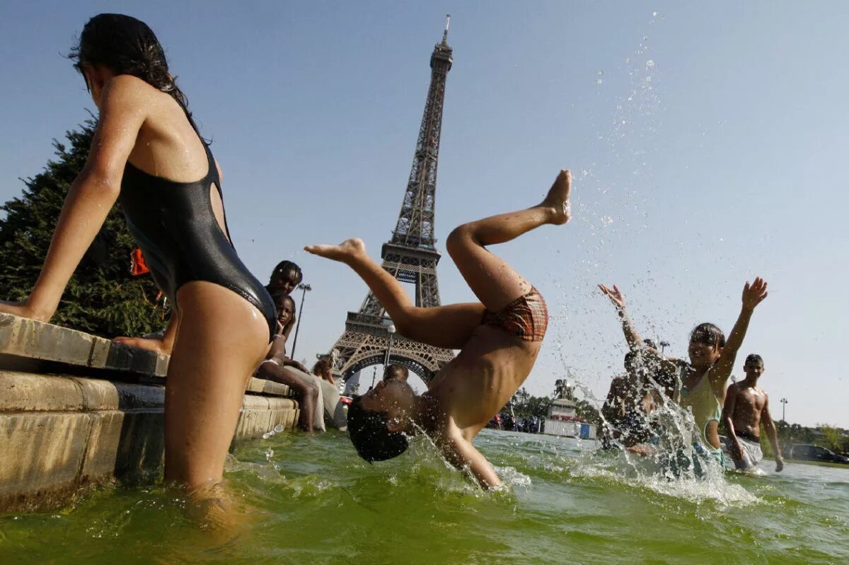 Фонтан "с девушкой". Девушки купаются в фонтане. Лето жара. Девочки плещутся в фонтане. Жара купаться
