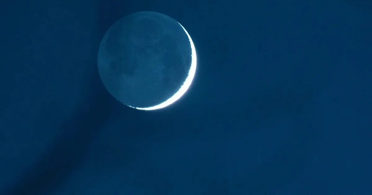 Новая луна в апреле 2024. Новолуние. New Moon. Молодик. Символ новолуния.