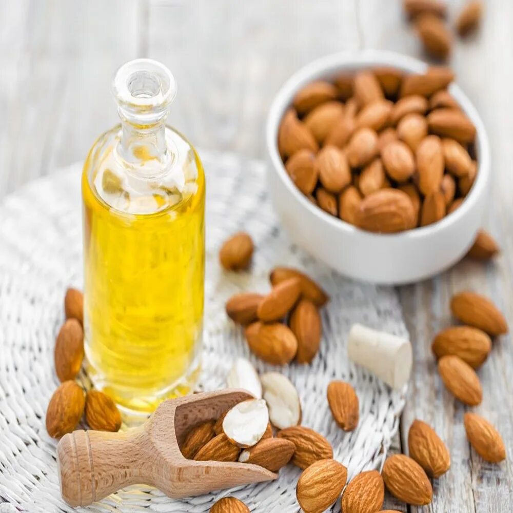 Миндальное масло свойства. Sweet Almond Oil. Горького миндаля масло. Миндальное эфирное масло. Растительное масло с миндальным.