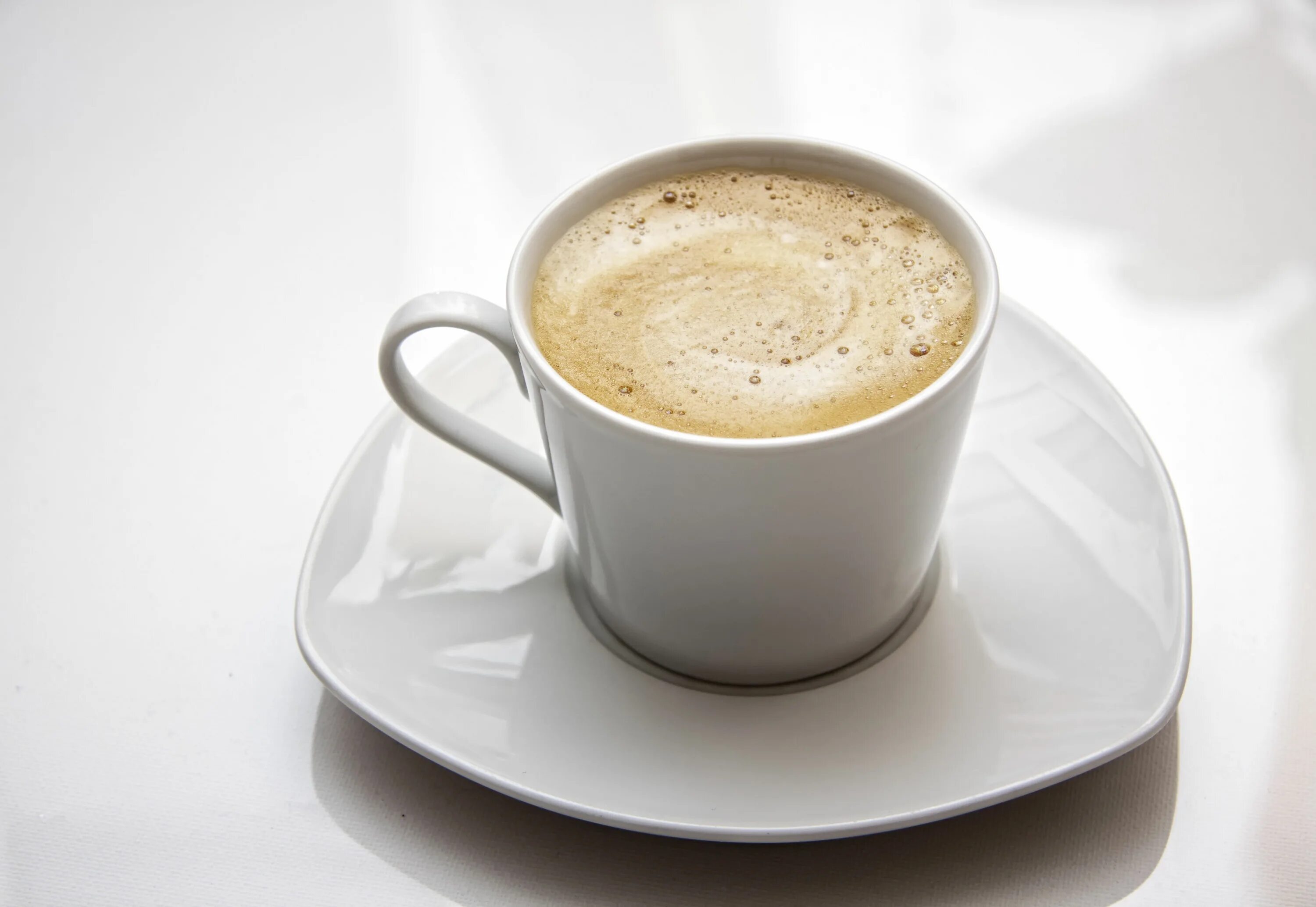 Milky coffee. Кофе с молоком. Капучино со сливками. Кофе в Молочном стиле. Чашка свежего кофе.