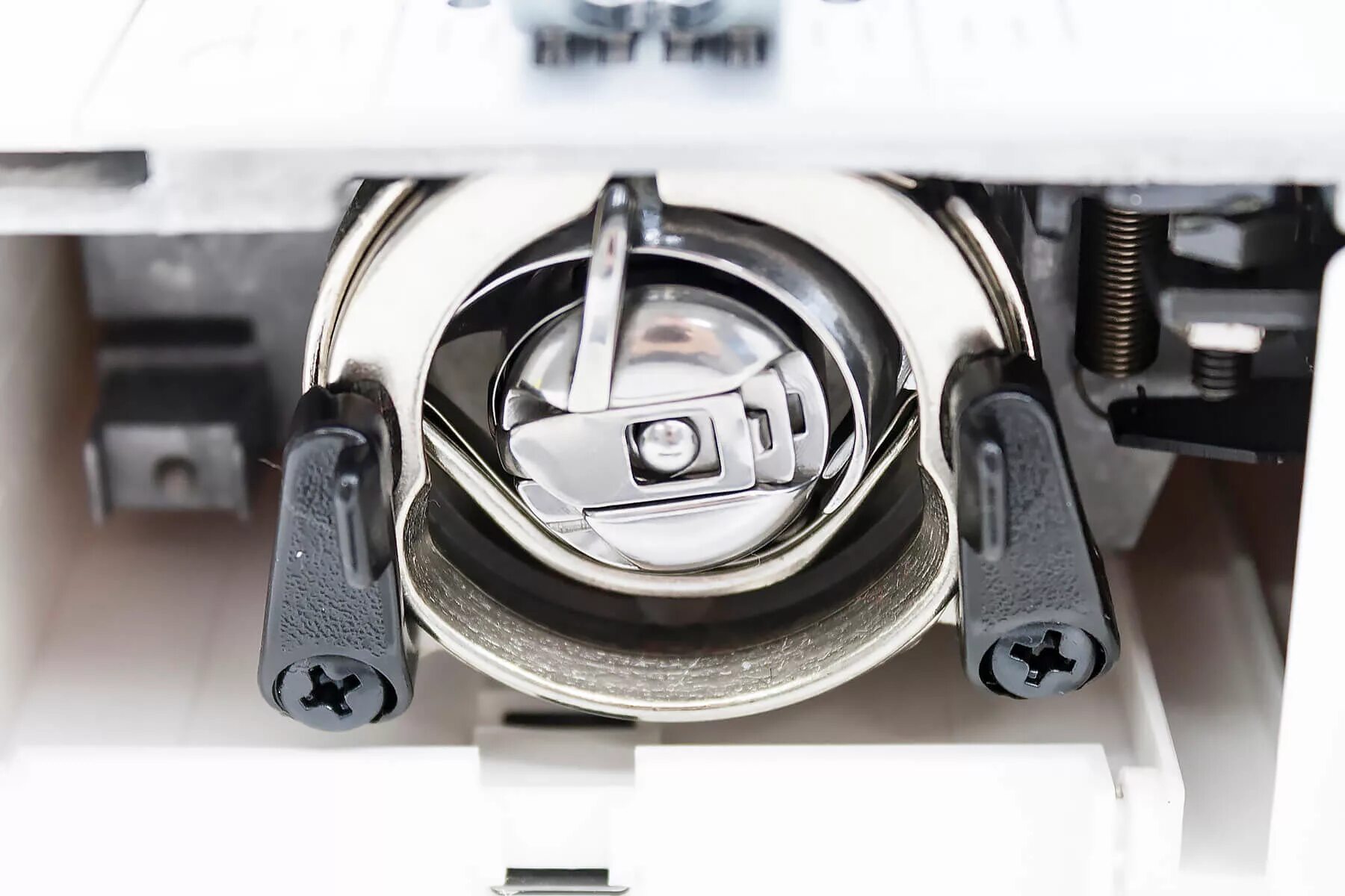 челнок janome сакура 95. Bernina bernette e 65 шпуледержатель. Singer 9015 челнок держатель. как собрать челночный механизм. челночный узел для швейной машины чайка.