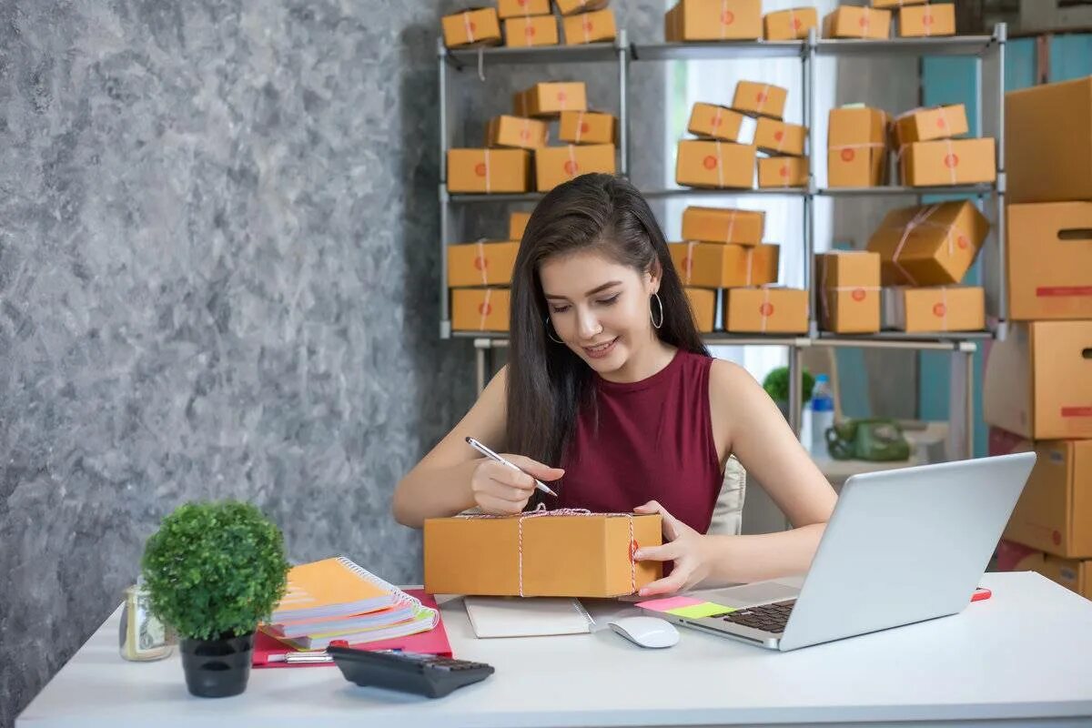 Девушка дизайнер портрет. Платформа для продажи товаров ручной работы. Сайты для продаж изделий. Как продавать ручную работу через интернет. Маленький бизнес.