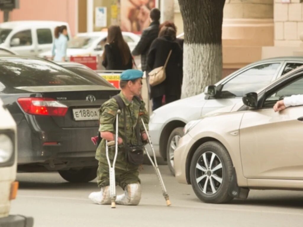 Попрошайки в военной форме. Безногий оказался в теле вторичного персонажа