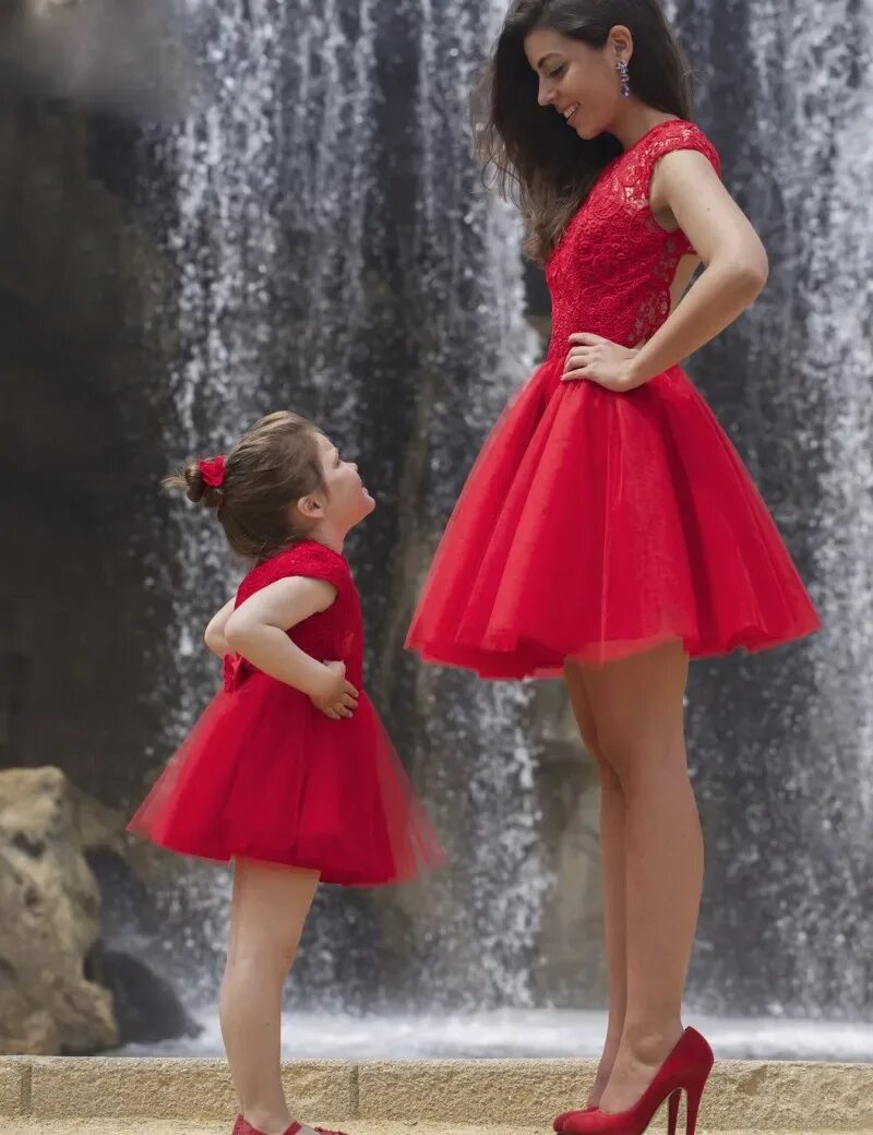 Платье маме и девочкам. Платье для девочки и мамы одинаковые. Платье мама и дочка одинаковые. Платья розовые фиолетовые для,мамы дочки. Платье для мамы.