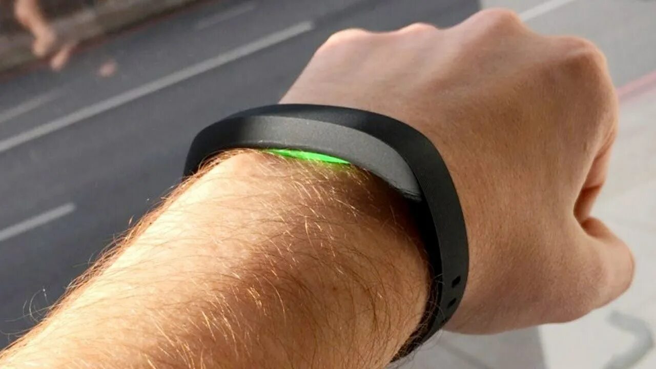 Fitbit фитнес браслет 2019. Тонкий умный браслет. Самый тонкий умный браслет. Smartband панель.