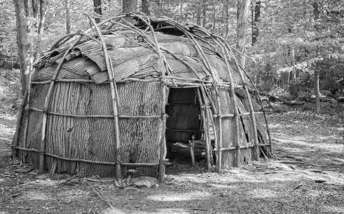 Индейские хижины. Вигвам - жилище лесных индейцев северной америки. Вигвам индейцев северной америки. Вигвам индейцев южной америки. Жилище североамериканских индейцев.