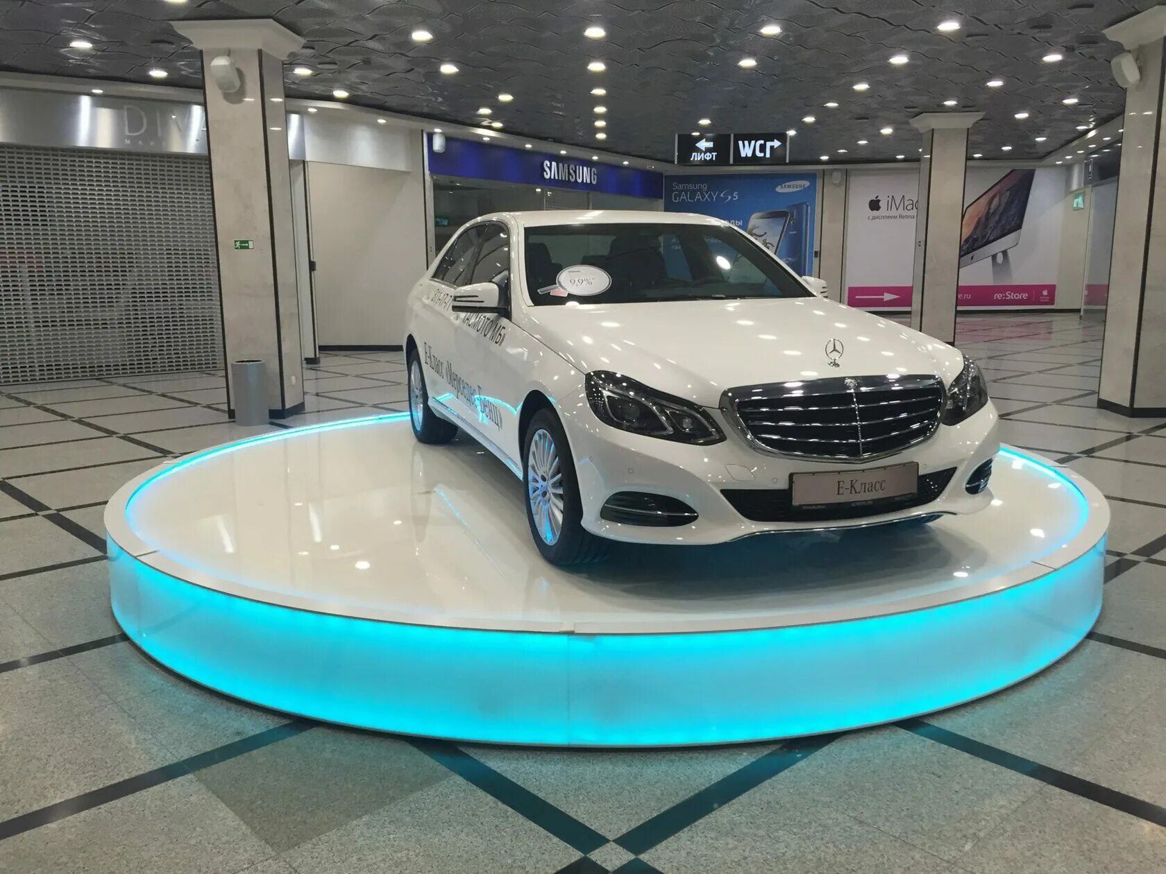 Подиум для автомобиля уличный. Автомобиль на пьедестале. Автомобиль на пьедестале. Пьедестал для машины. Автомобиль на пьедестале.