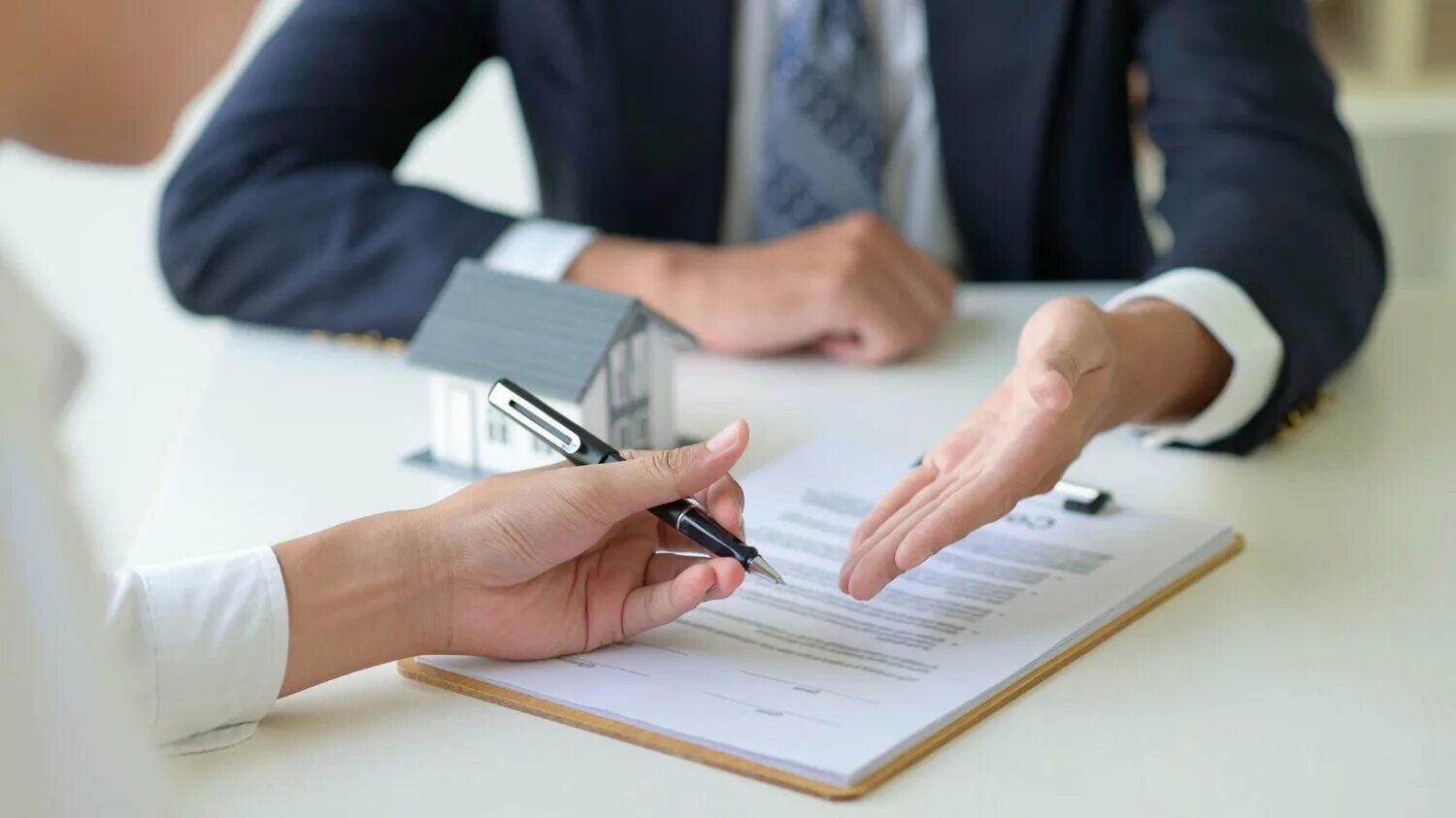 Подписано клиентом. Подписано клиентом. Оформление кредита. Риэлтор с клиентами. Поставщик и покупатель.