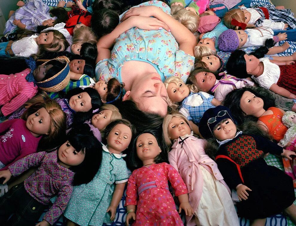 Девочку много игрушек. Много кукол. Детские куклы много. Интересные куклы. Очень много кукол.
