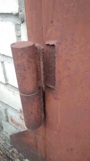 Привариваем петли на ворота к круглым столбам