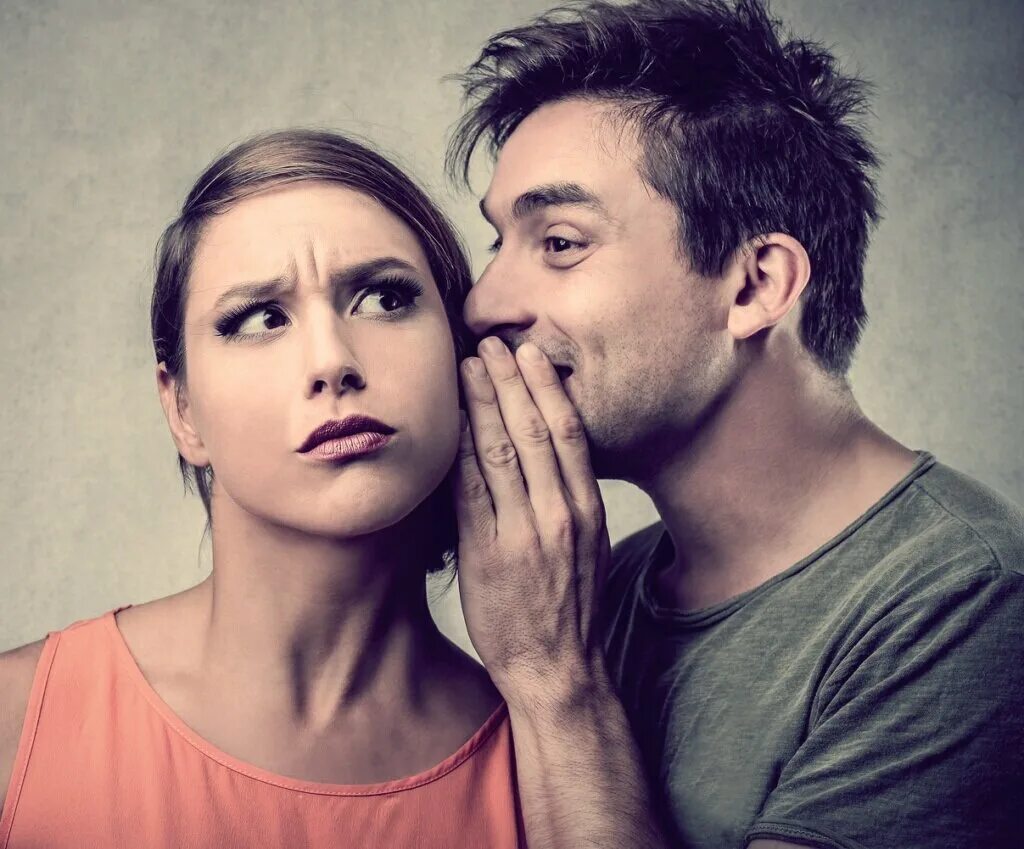 Мужчина шепчет на ухо женщине. Шепчет на ухо. Девушка шепчет на ухо парню. Девушка шепчет парню. Девушка шепчет парню.