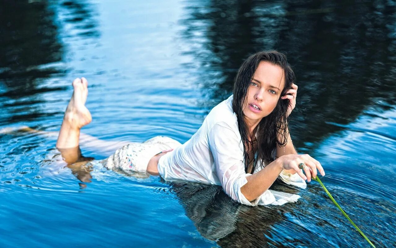 Девушка под водой. Люди плавают в море. Вода и человек. Женщина вода. Девушка плавает в платье.