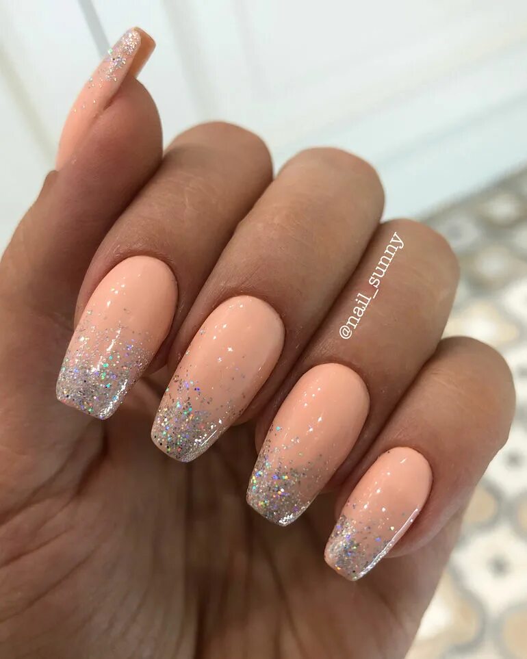 персиковый маникюр с блестками. маникюр персикового цвета. персиковые ногти с блестками. светлолранжевый маникюр. персиковый маникюр.