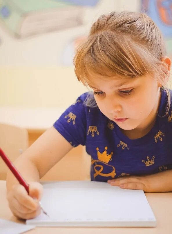 Ученик за партой. Утомление детей. Делаем уроки 2 класс. Ребенок выполняет домашнее задание. Интерес к учебе.