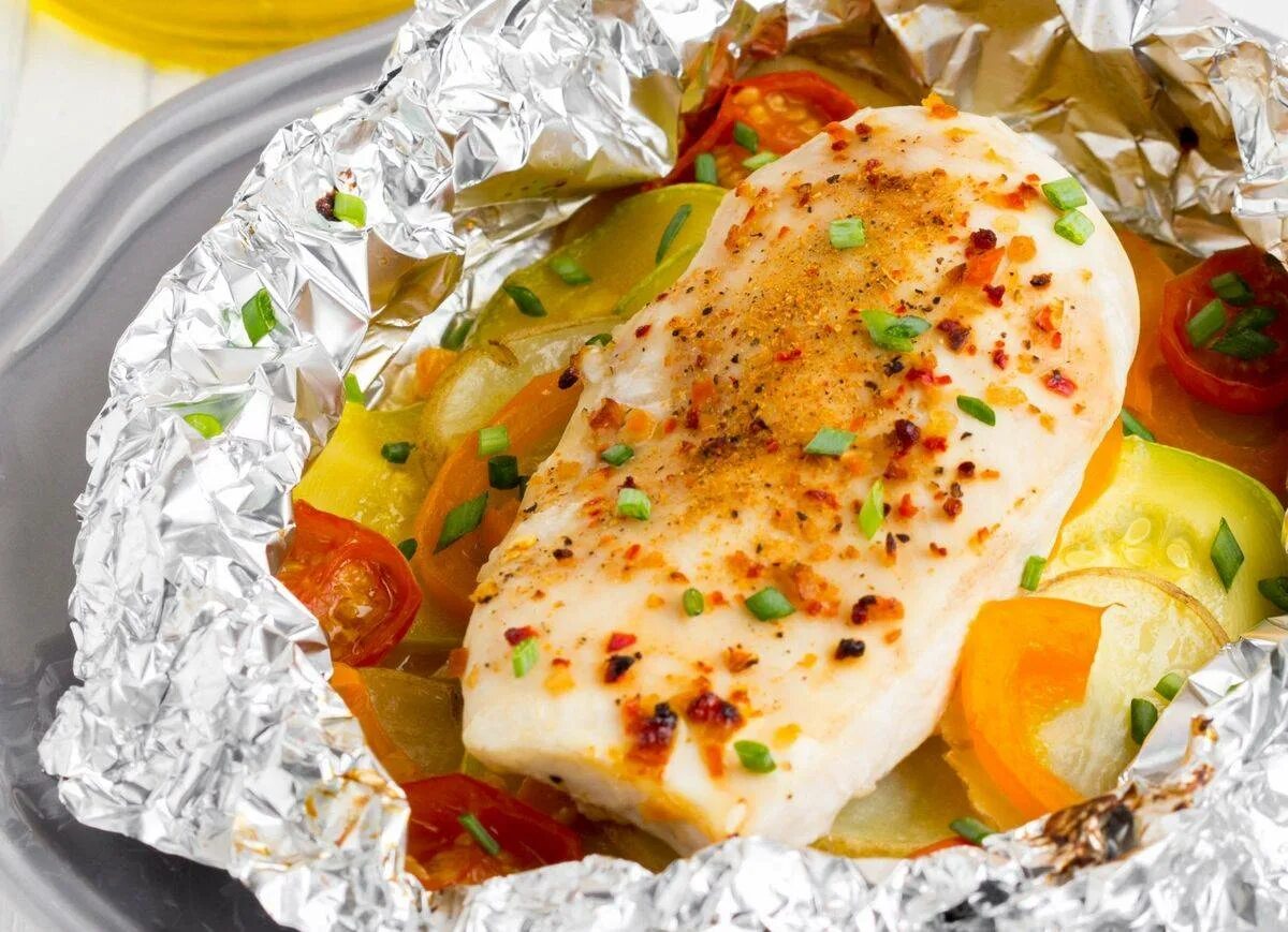 Запеченная куриная грудка в духовке диетическая. Куриное филе запеченное. куриное филе в фольге. грудка куриная запеченная в духовке в фольге. куриное филе запеченное с овощами.