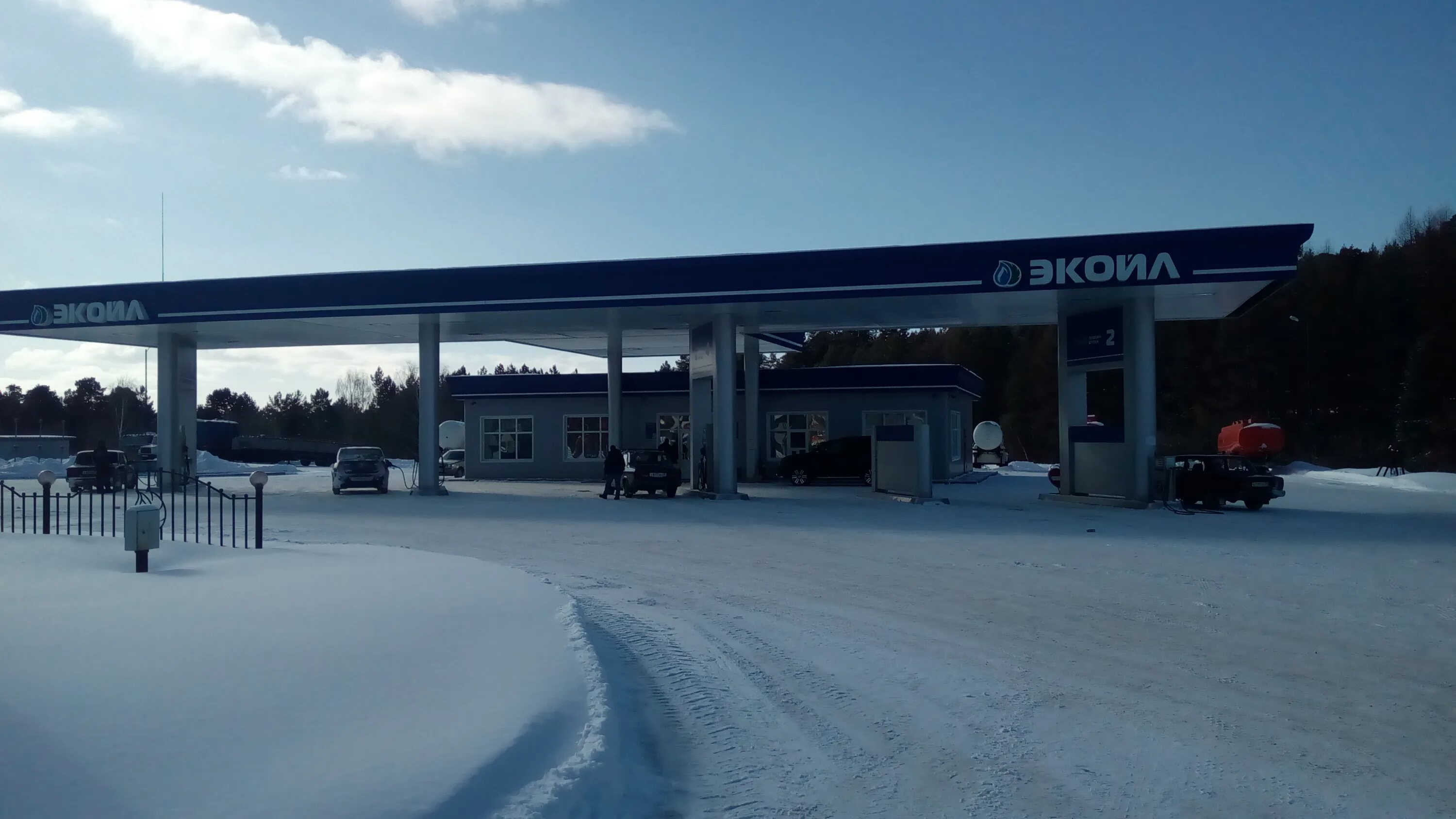 Азс лукойл 66405. Полиция на заправке. Заправки в кунгуре. Лукойл азс 77524. Экойл.