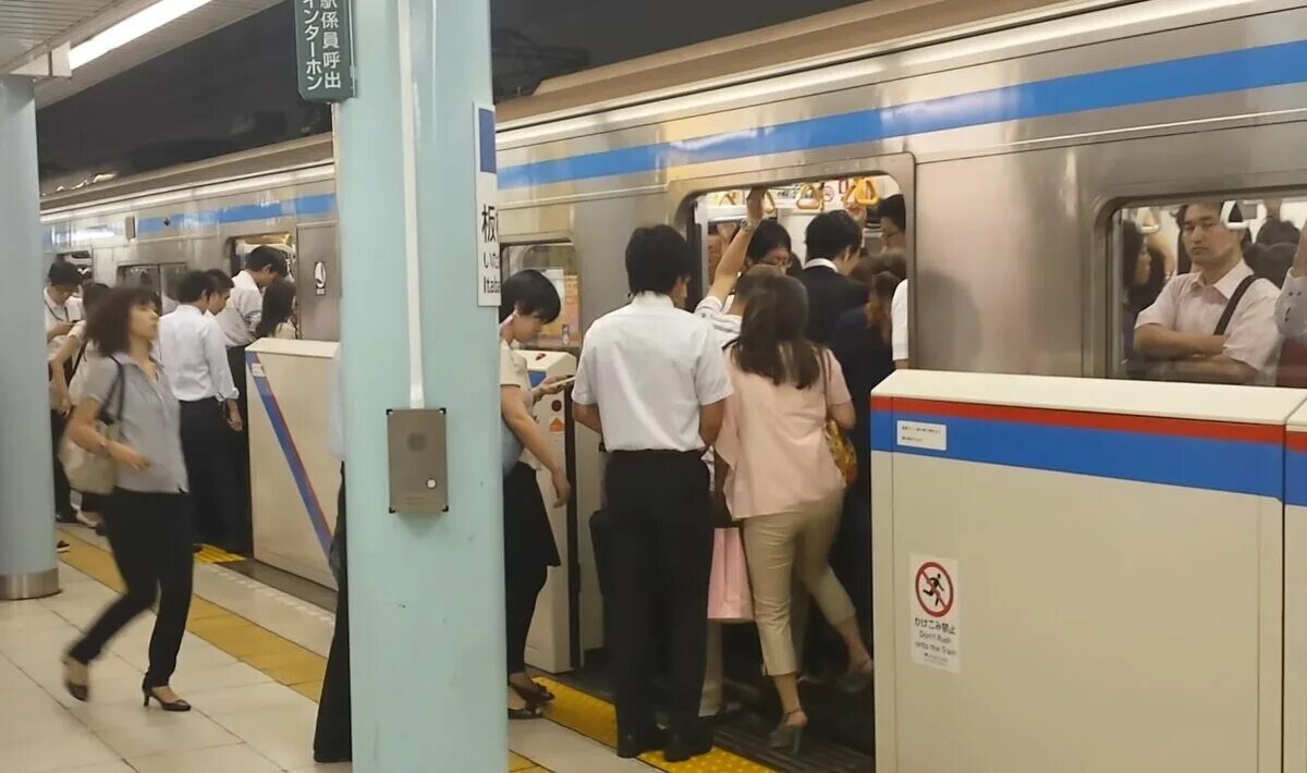 Лапают япония. Метро в Японии. Японские девушки в метро. Домогательства в метро в Японии. Женское метро в Японии.