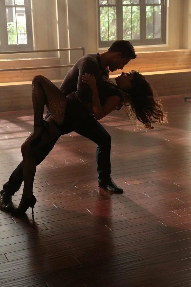 Где танцуют ногами. Девушка танцует. Парень и девушка танцуют. Поцелуй в танце. Танец страсти.