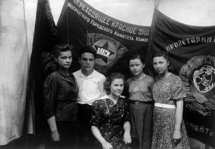 Всесоюзный ленинский коммунистический союз молодёжи. Комсомольский значок рксм. Значок комсомольца советского союза. День рождения влксм. Коммунистический союз молодежи в ссср.