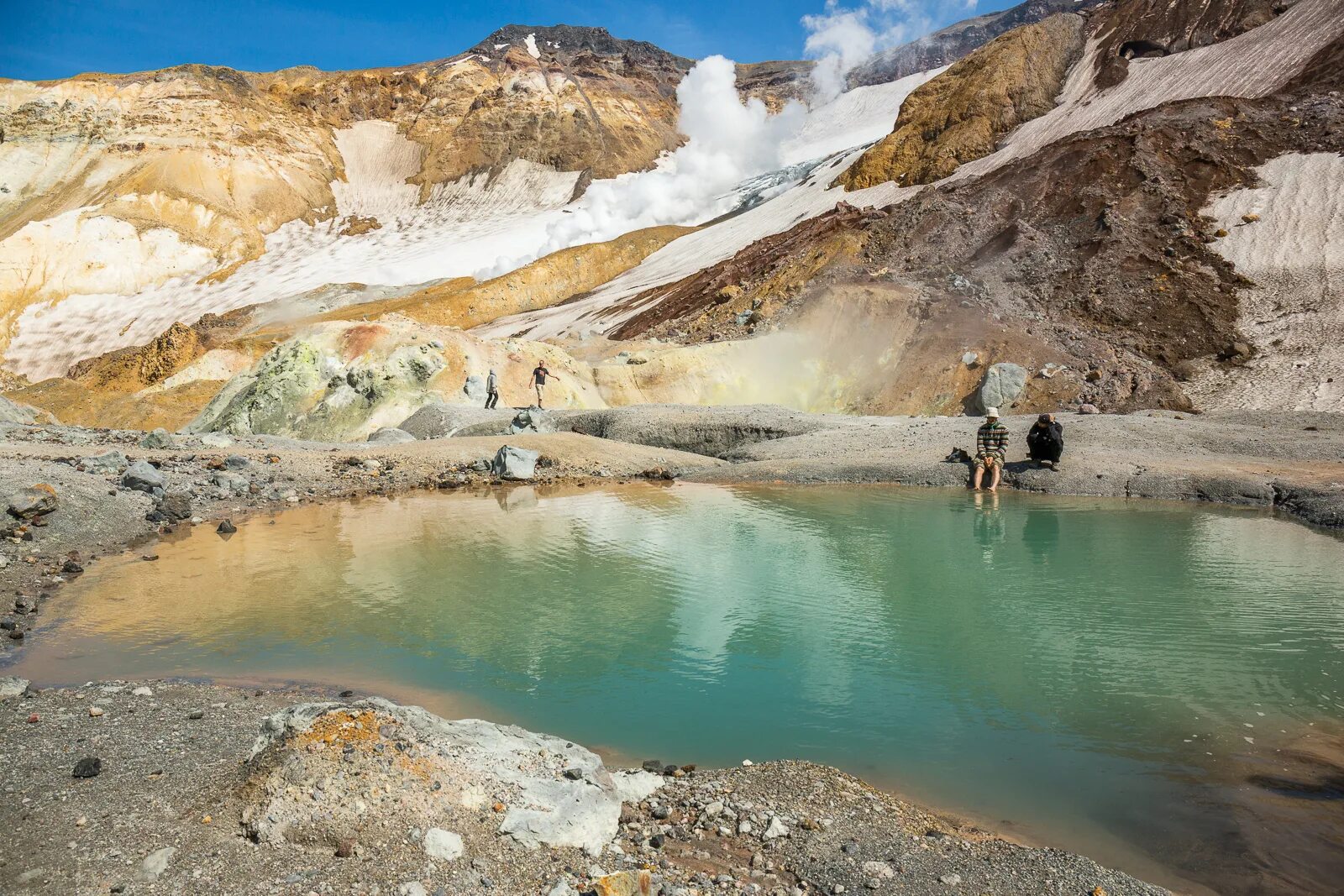 Вулкан мутновский камчатка. Кальдера вулкана мутновский. Мутновский вулкан камчатка. Мутновская сопка камчатка. Вулкан мутновский камчатка.