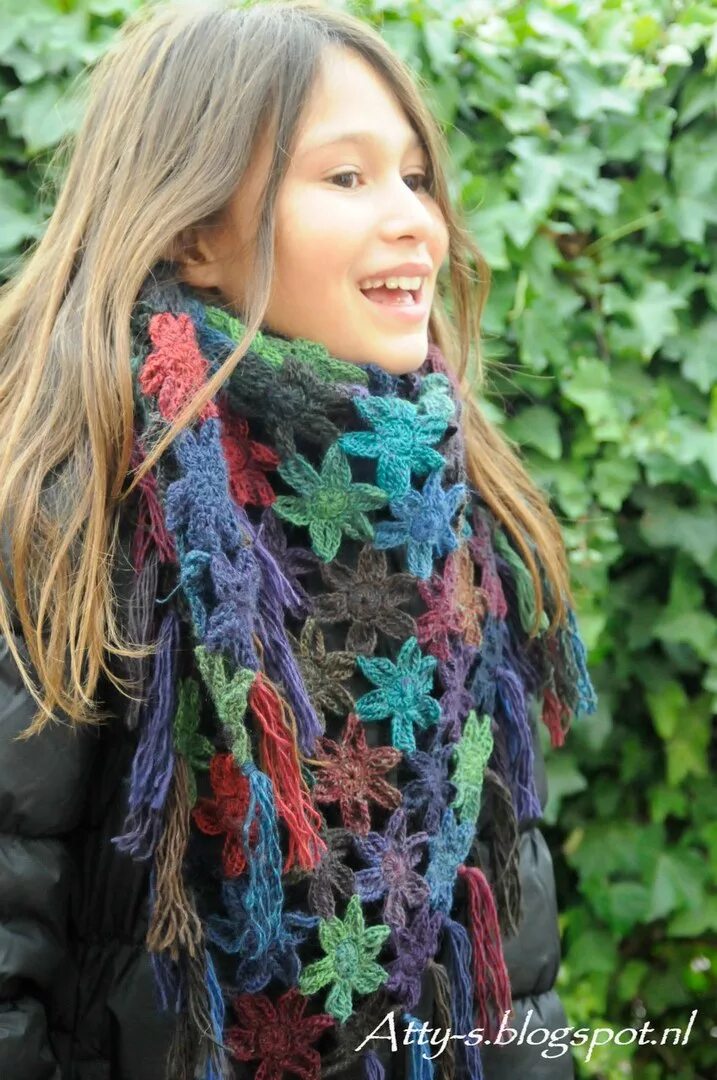 Бактус Кассандра. Разноцветный вязаный шарф. Шарф из разноцветной пряжи. Шарфик из разноцветной пряжи.