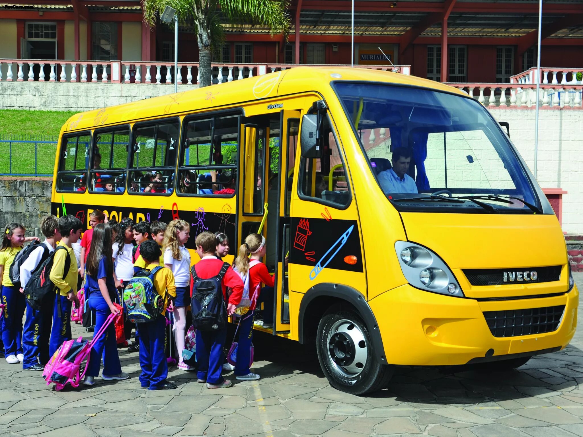 Автобусы дети новый. Школьный автобус Ивеко. Современный школьный автобус. Школьный автобус дети. Детский экскурсионный автобус.
