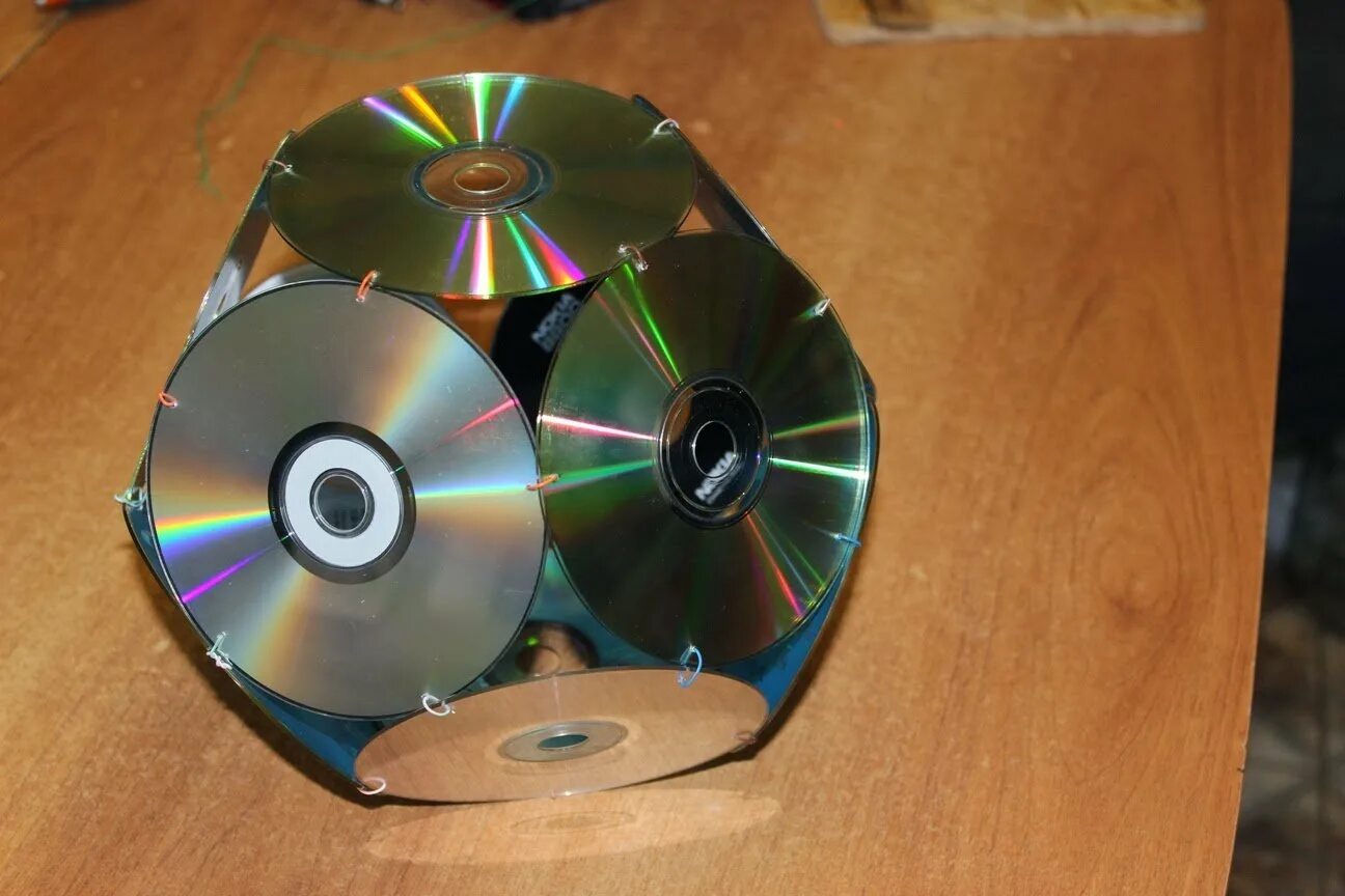 Украшения из дисков. Поделки из дисков. Поделки из компакт дисков. Шар из компакт дисков.