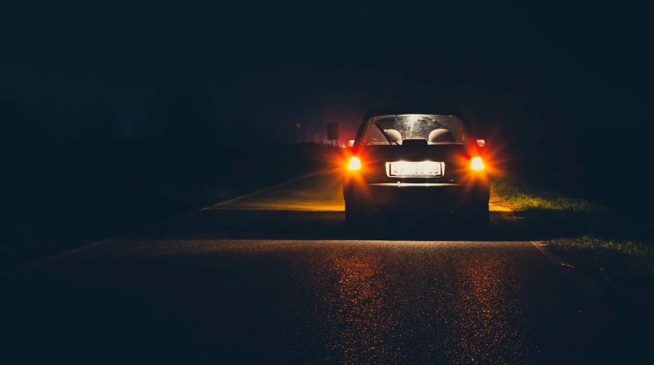 Лада приора черная с мигалками. Машина в темноте с парнем. Машина ночью. Машина в пустыне ночью. Muscle cars ночью.