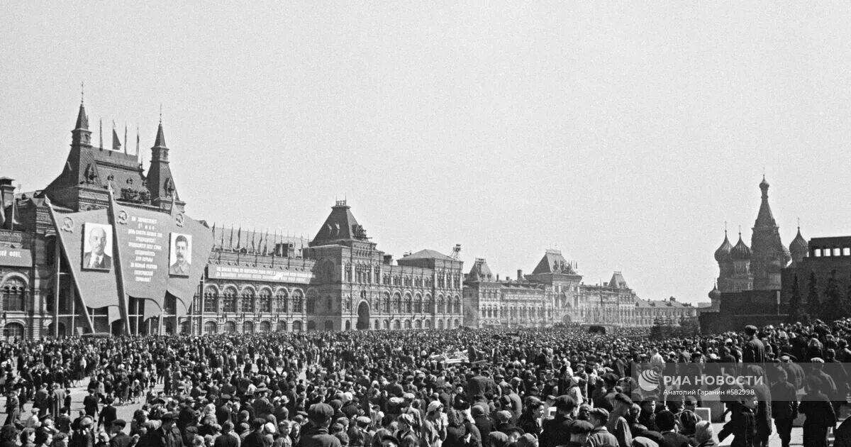 9 мая 1945 в москве. Красная площадь 9 мая 1945. салют победы 1945 года на красной площади в москве. москва, красная площадь. 9 мая, 1945 год. москва 9 мая 1945.