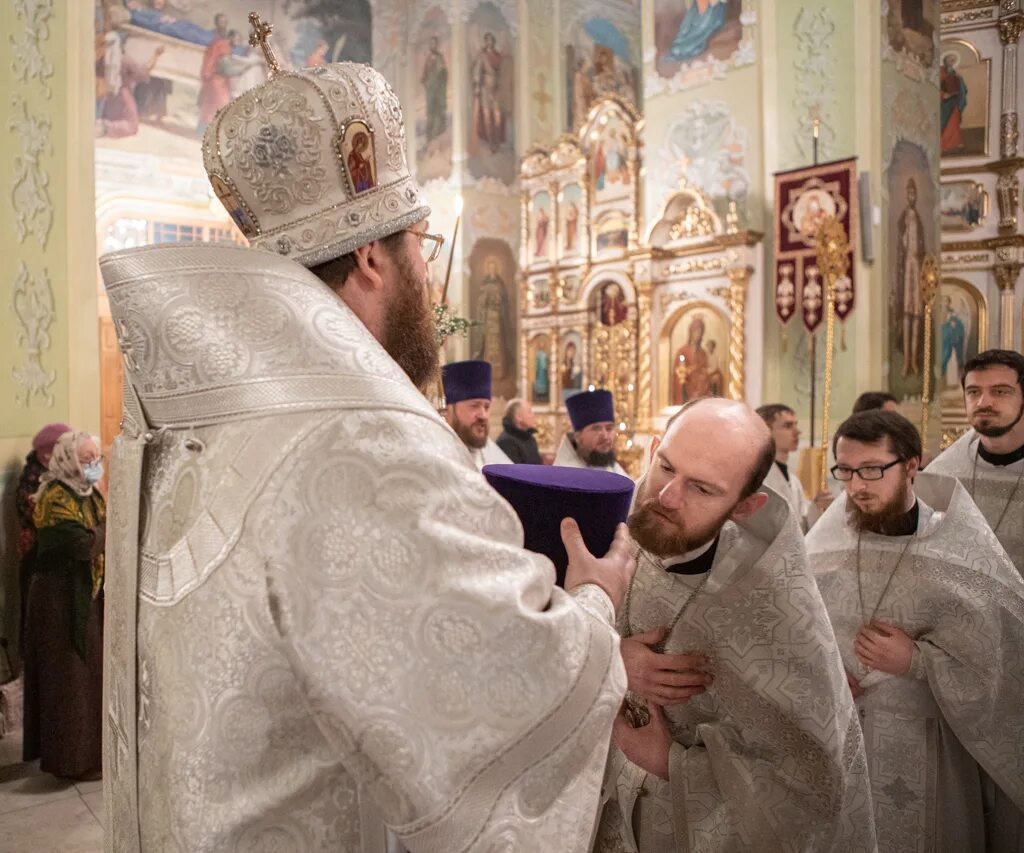 6 января литургия василия великого. рождественская литургия в храме в оптиной пустыни 2023. 6 января литургия василия великого. иеромонах николай (николаев). паремии.