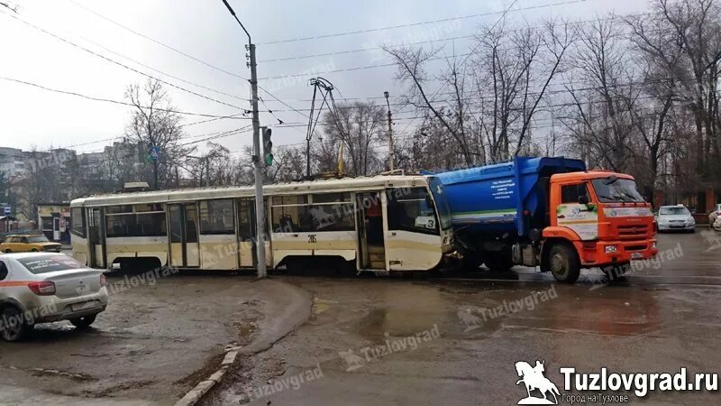 Тузловград новочеркасск сегодня. Авария трамваев в Череповце. В Твери троллейбус столкнулся с машиной на перекрёстке. Тузловград новости Новочеркасска.