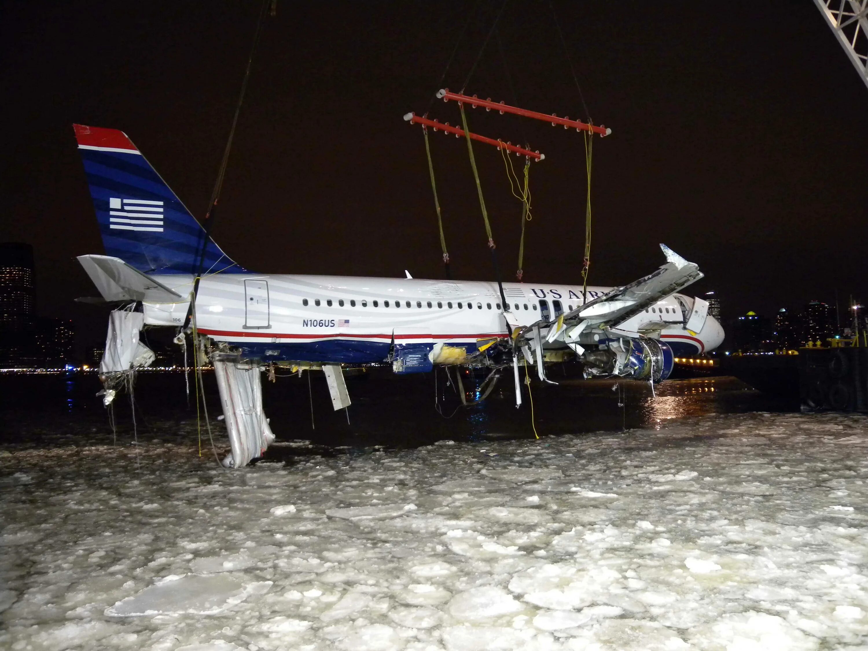 Самолет приземляющийся на воду. Аварийная посадка a320 на Гудзон. Самолёт на Гудзоне 2009. Самолёт а320 на Гудзоне. Посадка а320 на Гудзон.