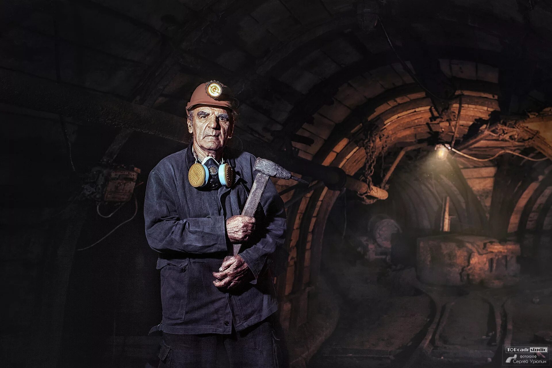 шахтер. каска шахтера. дед шахтер. механики в шахте кузбасс. фото дедушка шахтёр.