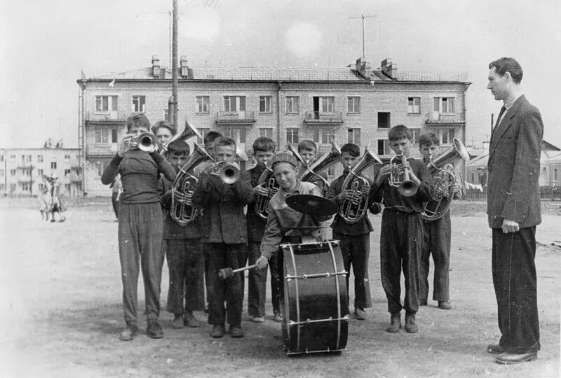 Духовой оркестр школы. Духовой оркестр Московского гарнизона 1945. Духовой оркестр 90е Иркутск. Духовой оркестр г. Лермонтова 1984г.