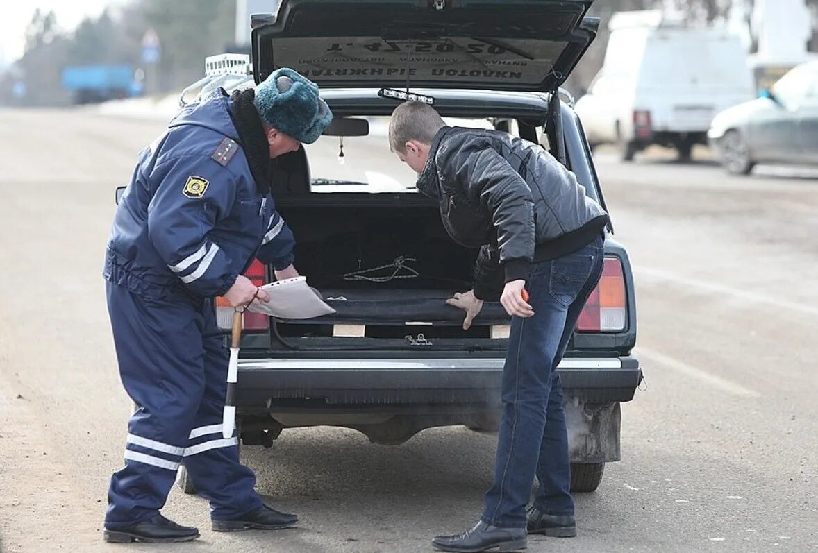 Уровень повышенной готовности. Досмотр автомобиля. Сотрудник ДПС. Обыск машины. Полицейский на дороге.