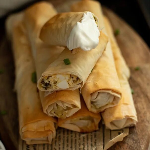 Рулет из теста фило. Яблочный штрудель в фило. Рулет из теста фило. Рулетики из теста фило. Тесто фило рулетики.