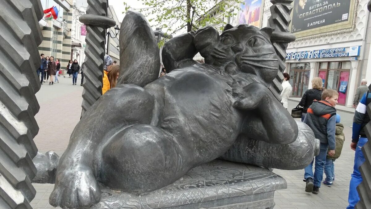 Казань памятник бауману. Памятник коту в казани на баумана легенда. памятник коту казанскому улица баумана. кот казанский баумана 2025. кот в казани на улице баумана.